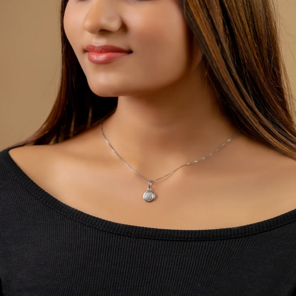 Classic Round Diamond Pendant P15 with model