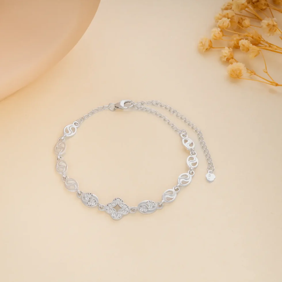 CloVea Bracelet B 115 on table (2)