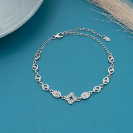 CloVea Bracelet B 115 on table