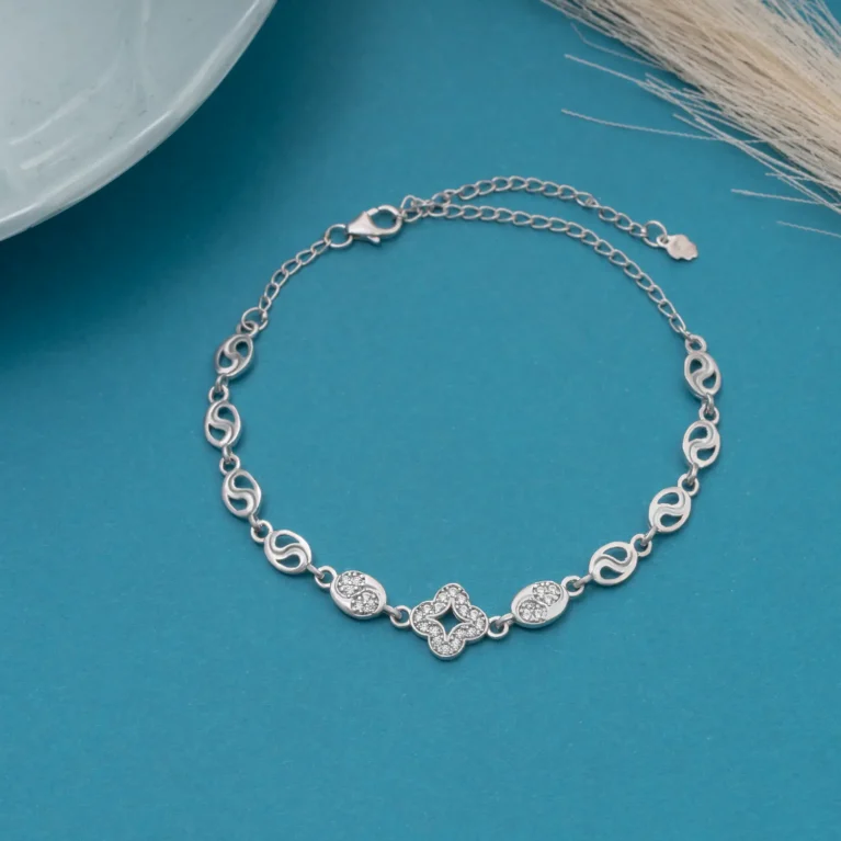 CloVea Bracelet B 115 on table