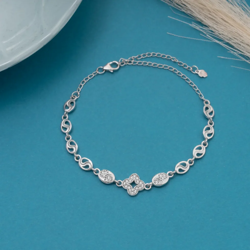 CloVea Bracelet B 115 on table