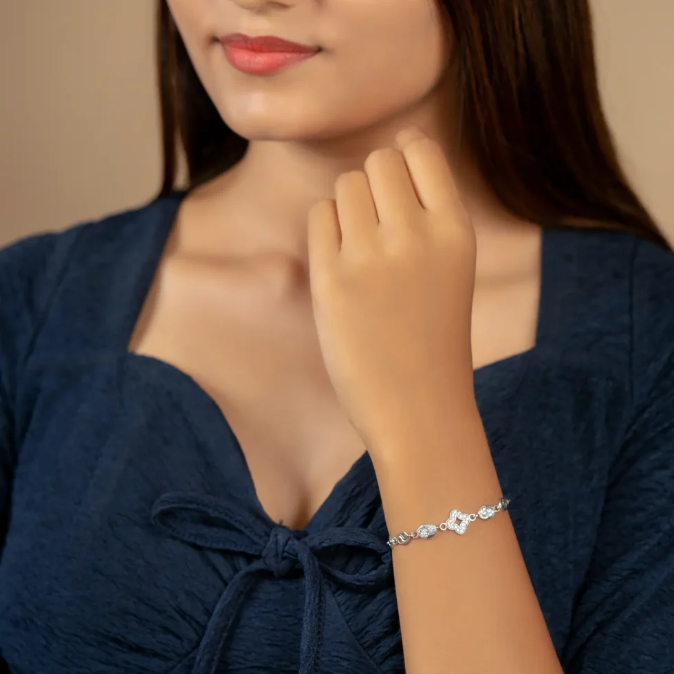 CloVea Bracelet B 115 with model