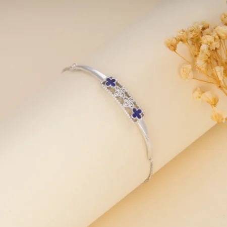 Elegant Clovers Braclet B 14 on table