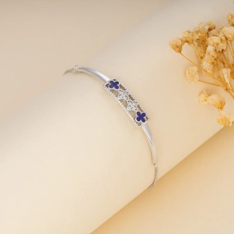 Elegant Clovers Braclet B 14 on table