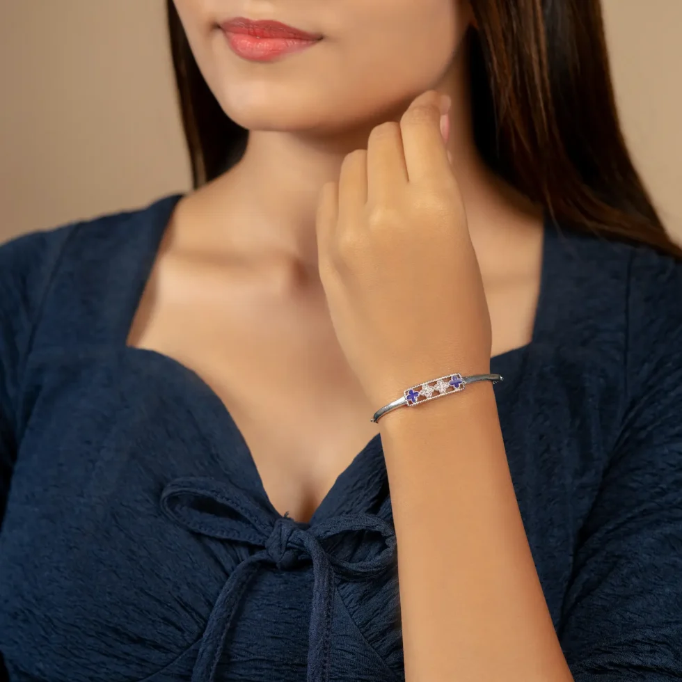 Elegant Clovers Braclet B 14 with model