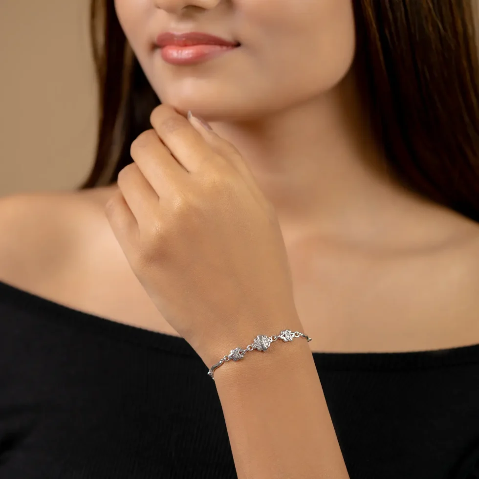 Flowra Bracelet B 99 with model