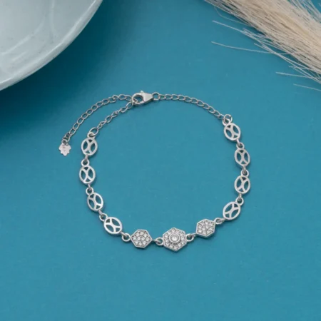 Hexora Bracele B 106 on table