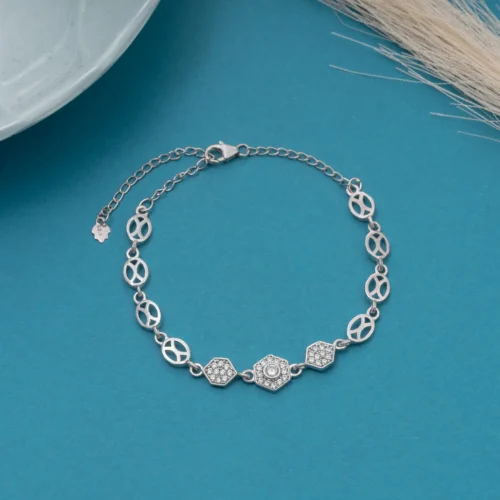 Hexora Bracele B 106 on table