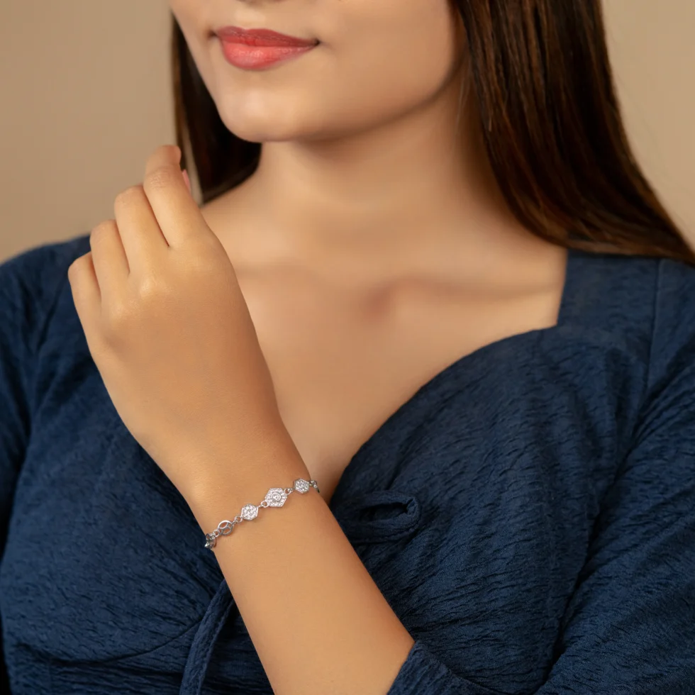 Hexora Bracele B 106 with model