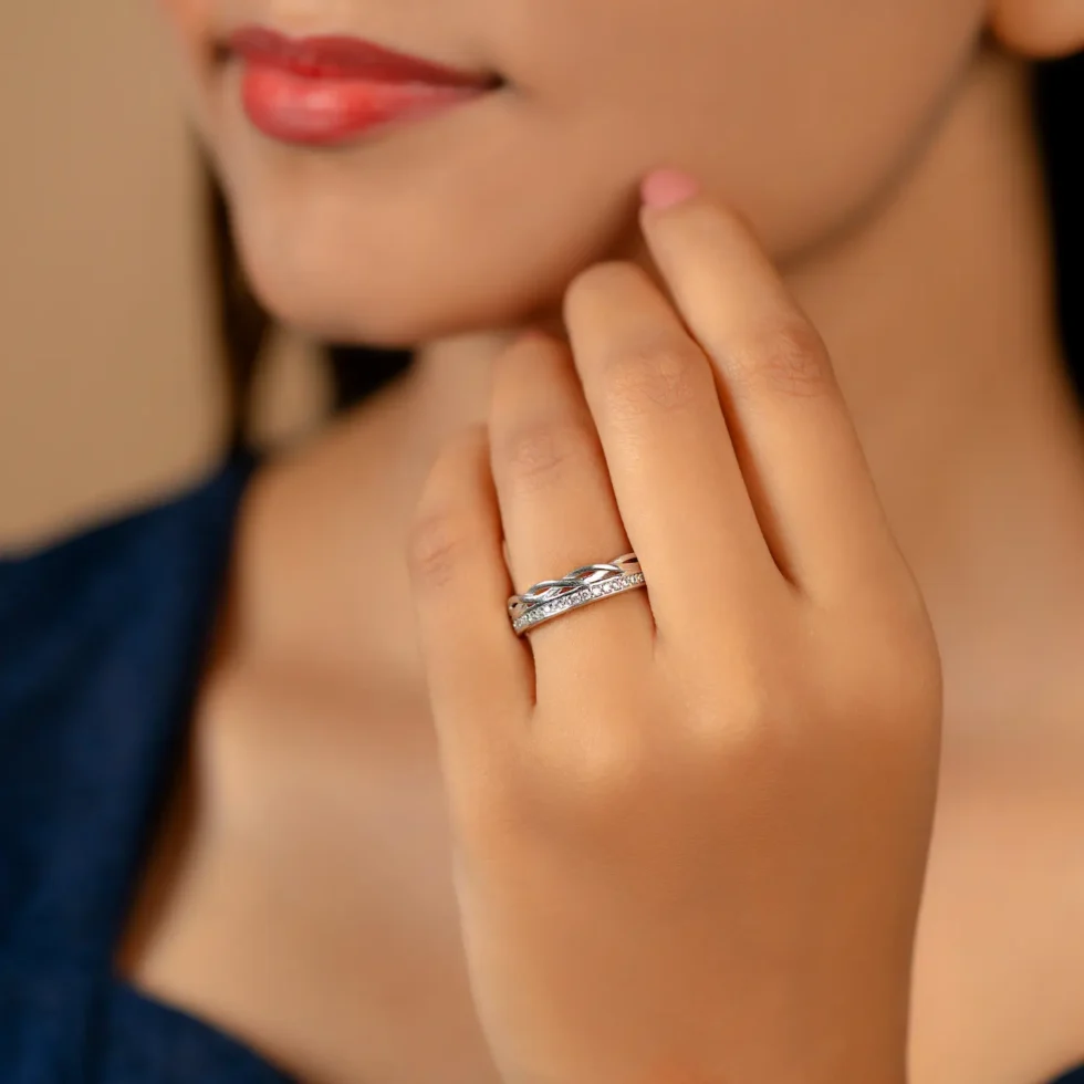 Infinity Wave Diamond Ring R 200 with model