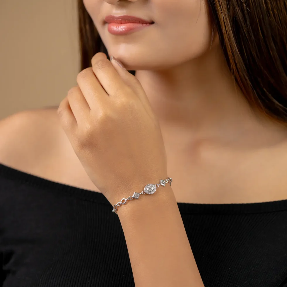 Leaf Luxe Oval Bracelet B 101 with model