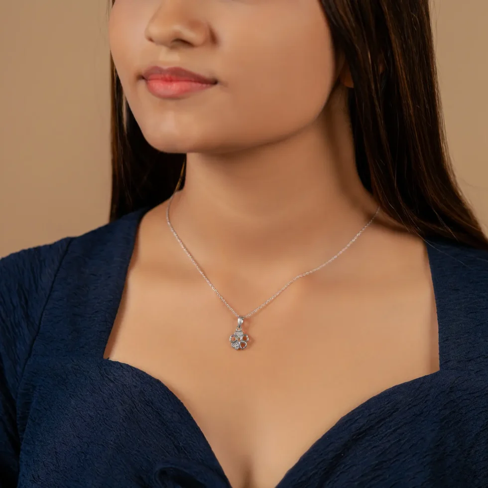 Link Heart Necklace P19 with model