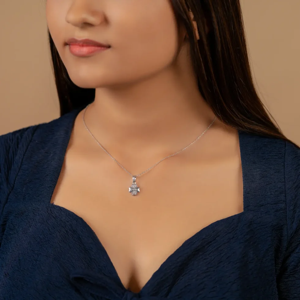 Loveleaf Pendant Chain Necklace P9 with model