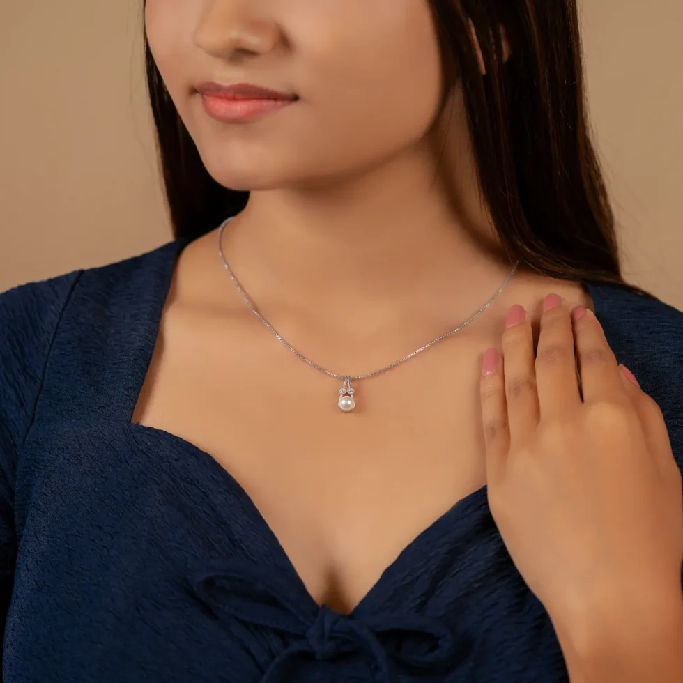 Pearl Pendant N44 with model