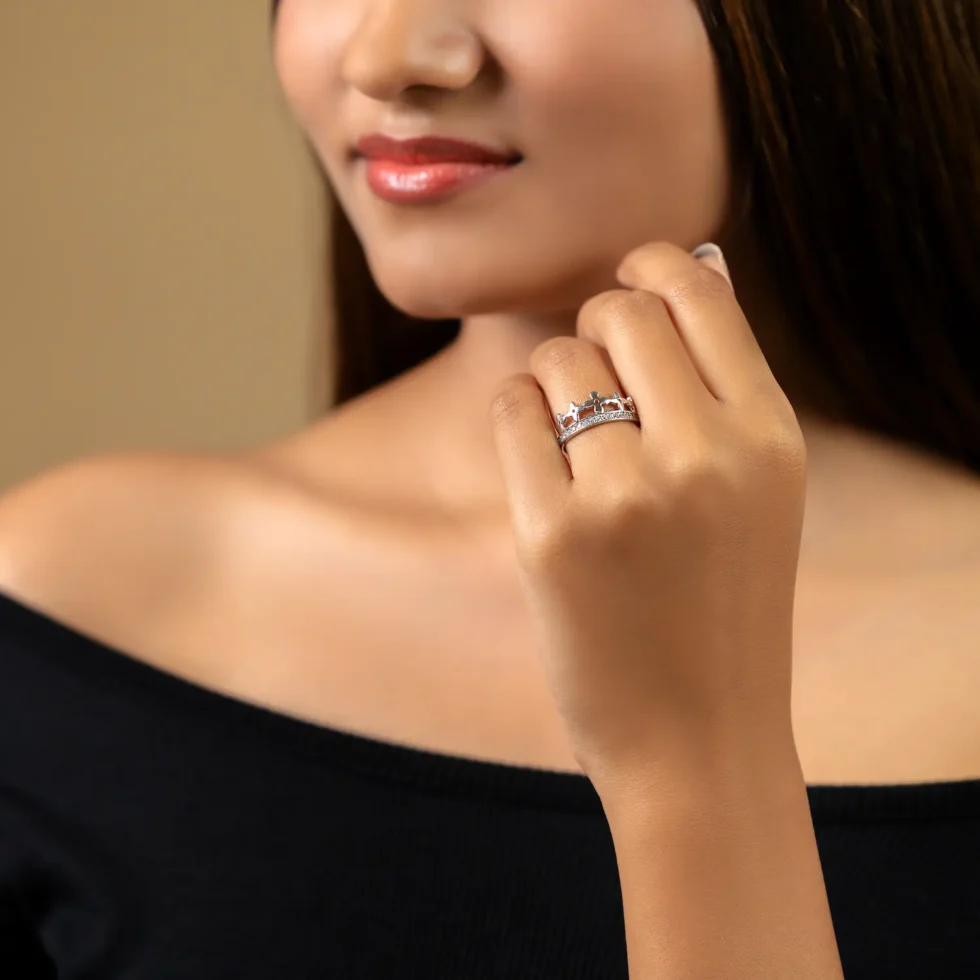 Queen’s Petal Crown Ring R 102 with model