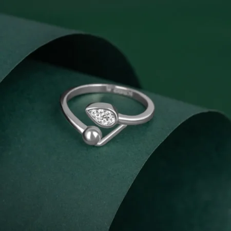 Teardrop Sparkle Toe Ring R 40 on table