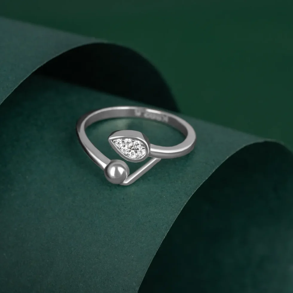 Teardrop Sparkle Toe Ring R 40 on table