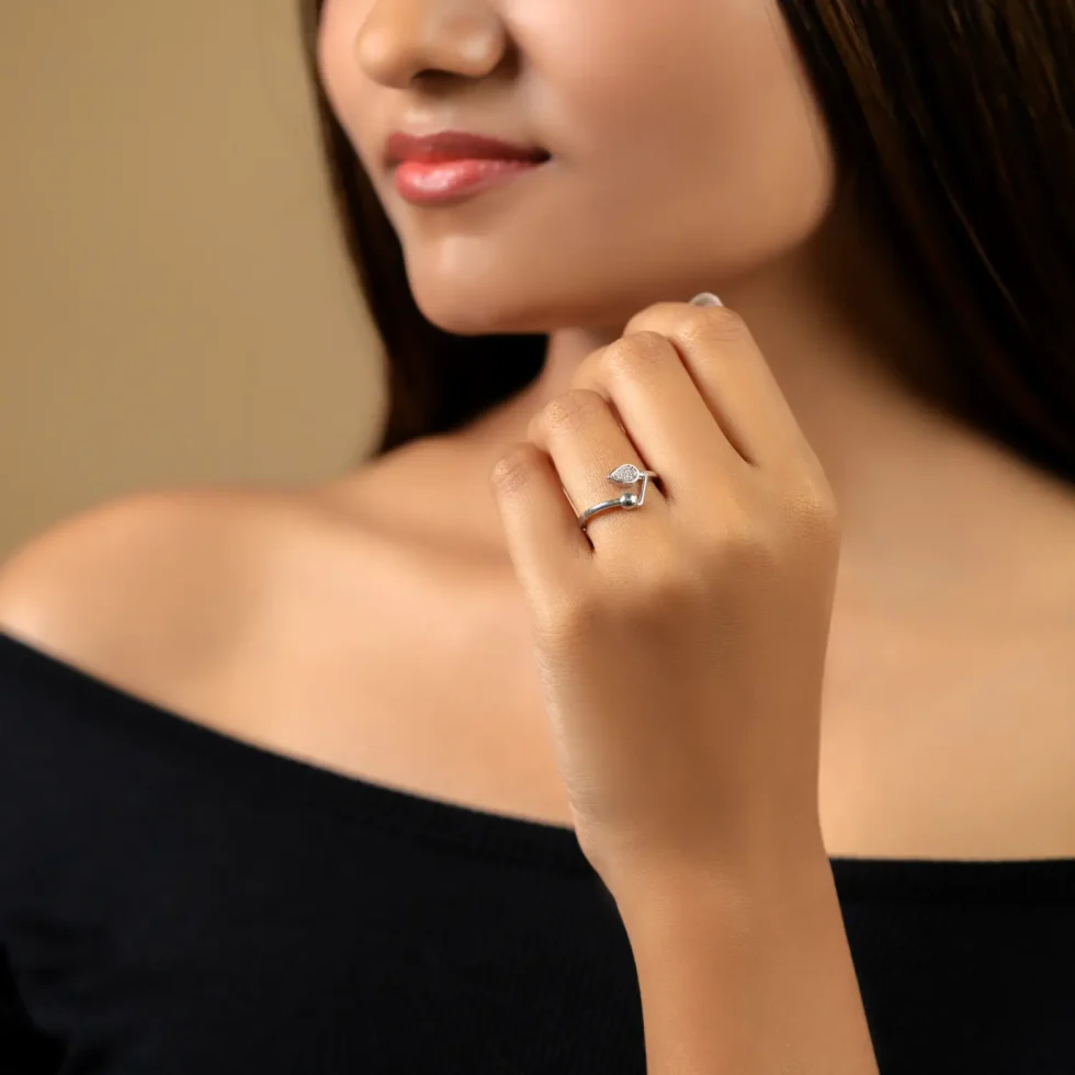 Teardrop Sparkle Toe Ring R 40 with model