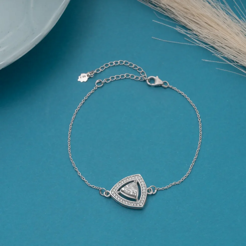 Trillion Solitaire Chain Braclet B 34 on table