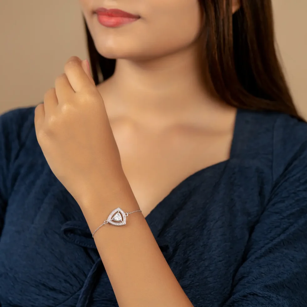 Trillion Solitaire Chain Braclet B 34 with model