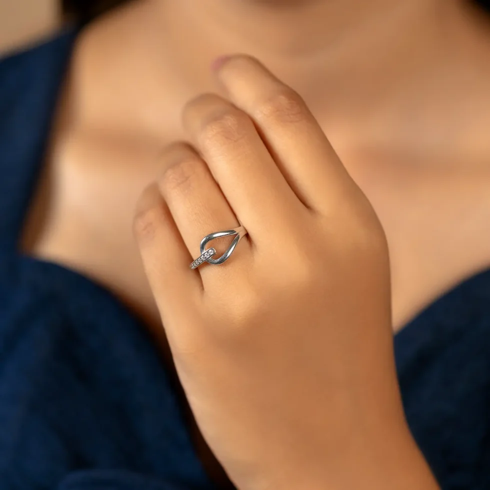 Twist Diamond Ring R 158 with model