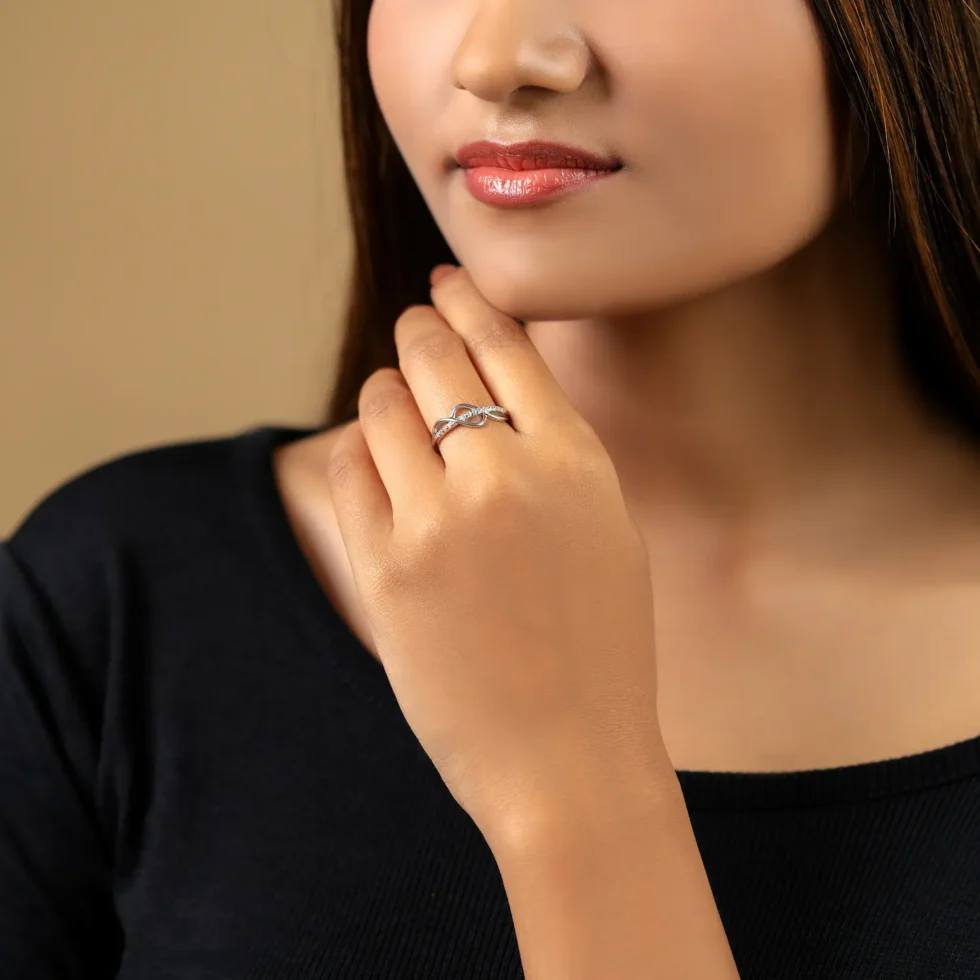 Twist Diamond Ring R 59 with model