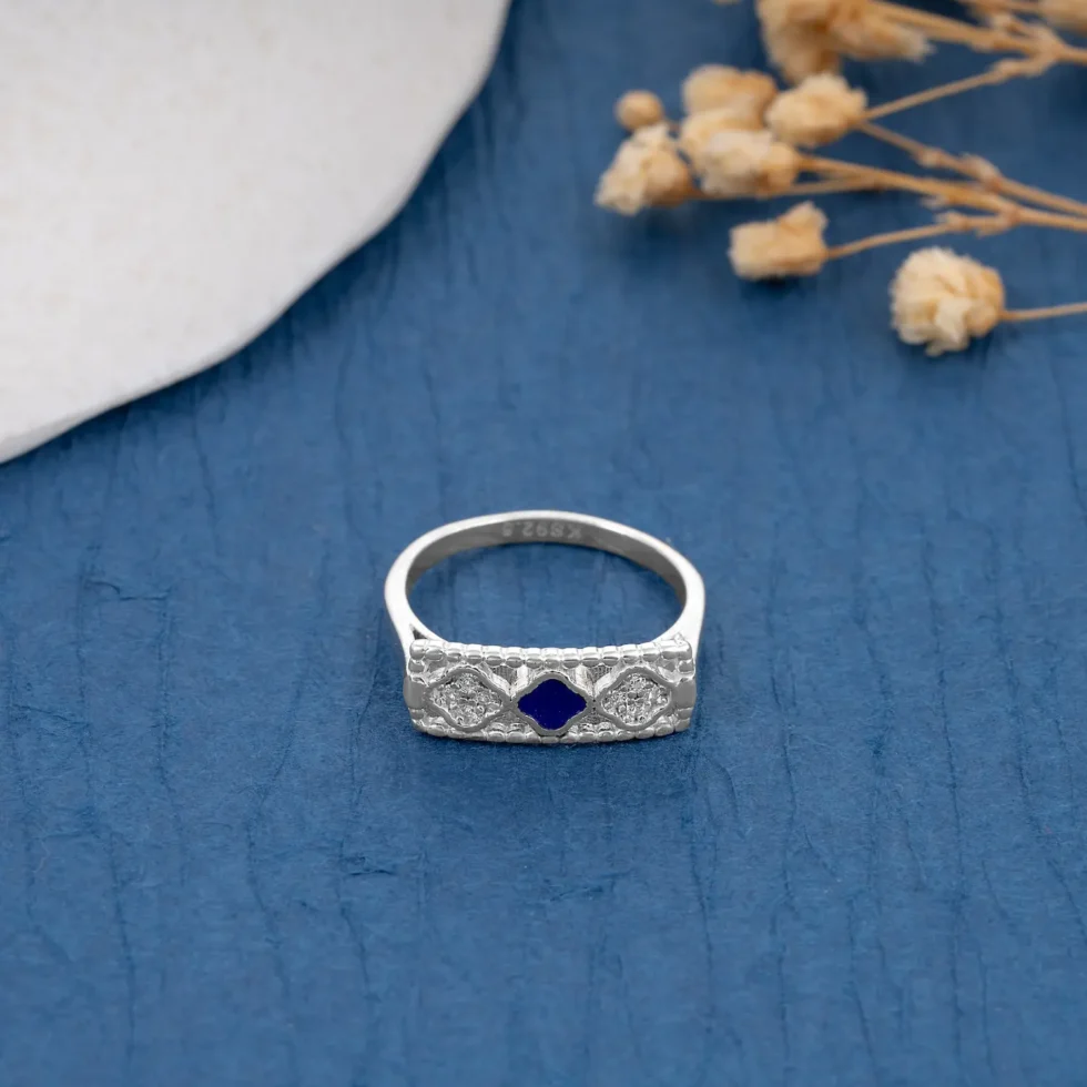 Victoria Clover Ring R 101 on table