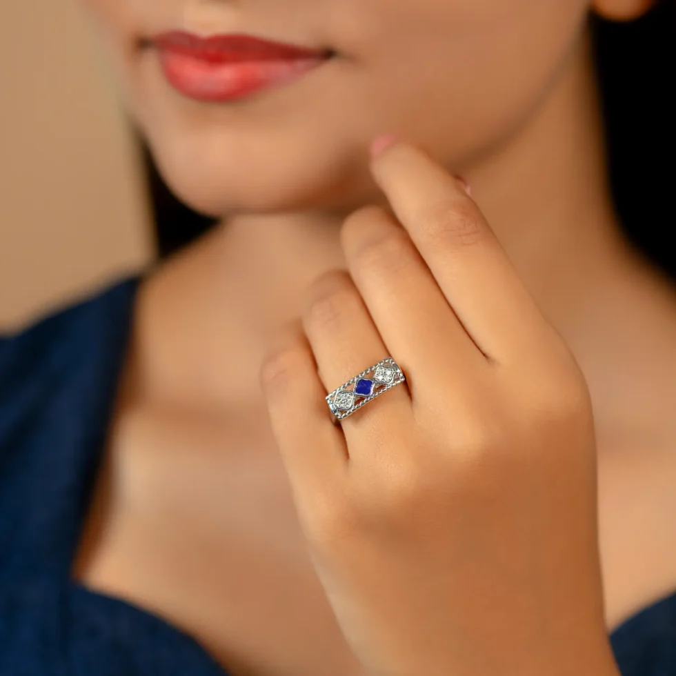 Victoria Clover Ring R 101 with model